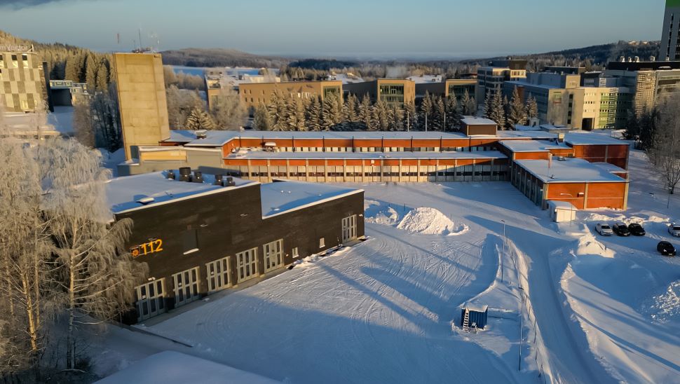 Uusi Neulamäen pelastusasema vanhan pelastusaseman vieressä talvisena päivänä