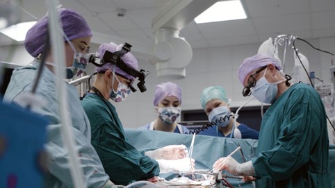 Sydän- ja rintaelinkirurgian leikkausoperaatio leikkaussalissa.